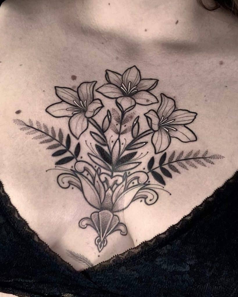tatuaje lirio pecho