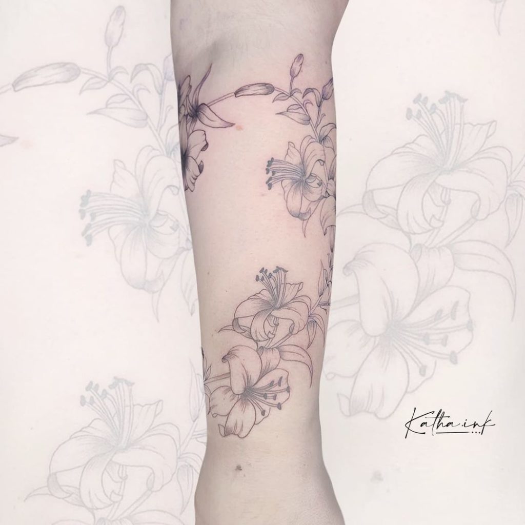 tatuaje lirio fineline