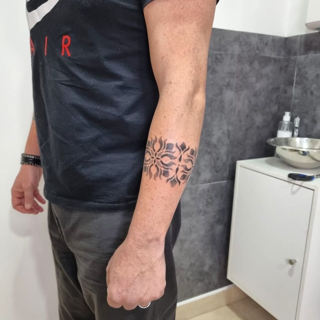 tatuaje brazalete brazo