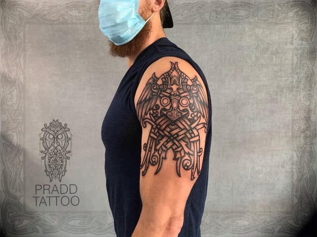 tatuajes hombro nórdicos