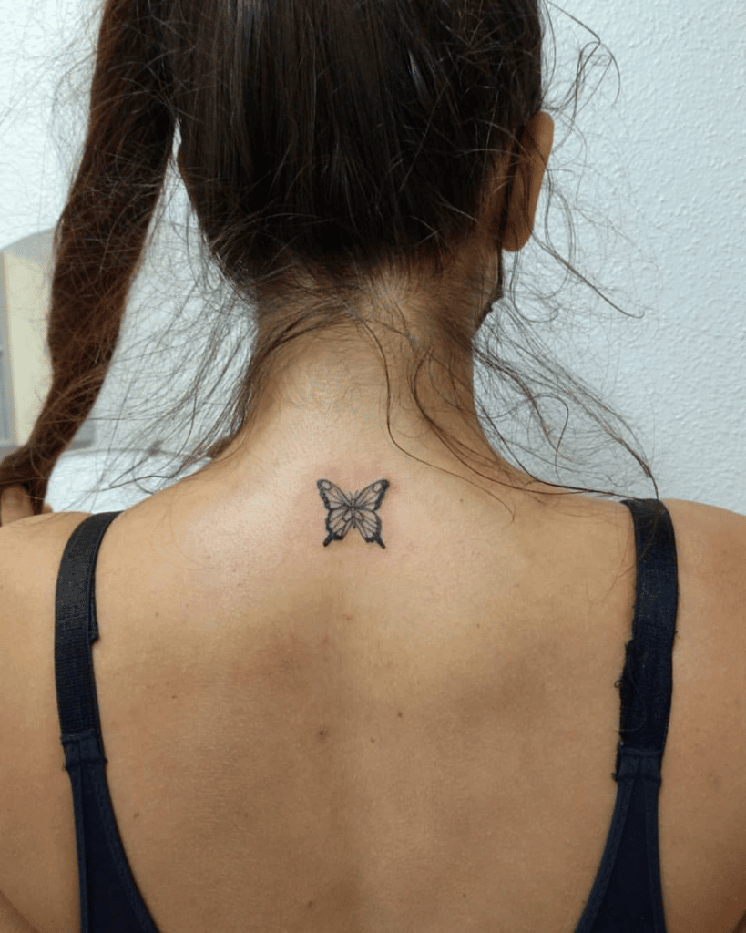 tatuajes alas nuca