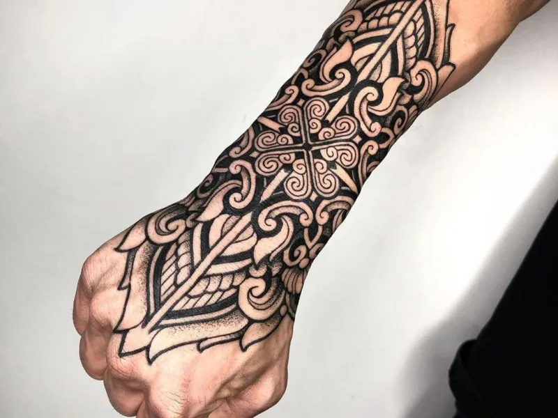 tatuaje mano estilo ornamental