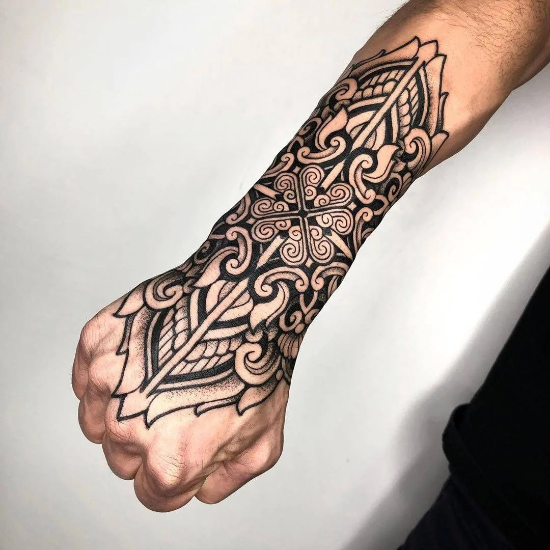 tatuaje mano estilo ornamental